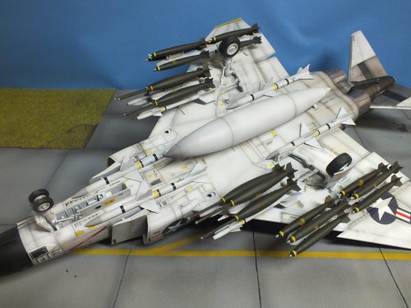 Tamiya : McDonnell Douglas F-4J Phantom II Marines : 1/32 Scale - Image 12